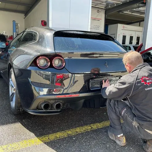 Travail de carrosserie sur une sportive